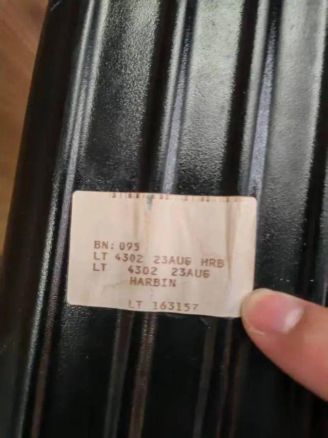 姑娘坐高铁行李箱被人拿走,里面有价值10万元的黄金珠宝!民警通过贴纸上的“LT4302”找到