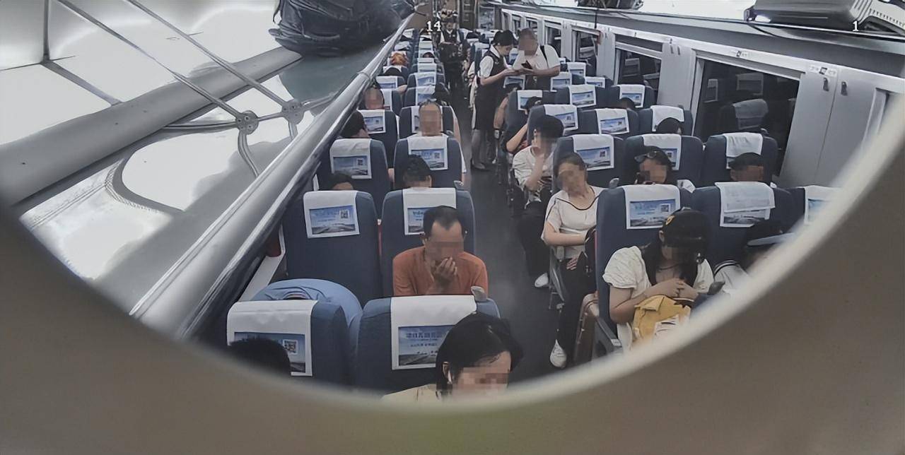 姑娘坐高铁行李箱被人拿走,里面有价值10万元的黄金珠宝!民警通过贴纸上的“LT4302”找到