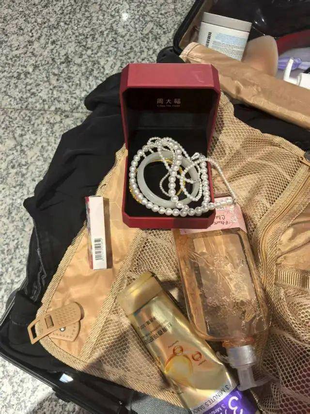 姑娘坐高铁行李箱被人拿走,里面有价值10万元的黄金珠宝!民警通过贴纸上的“LT4302”找到