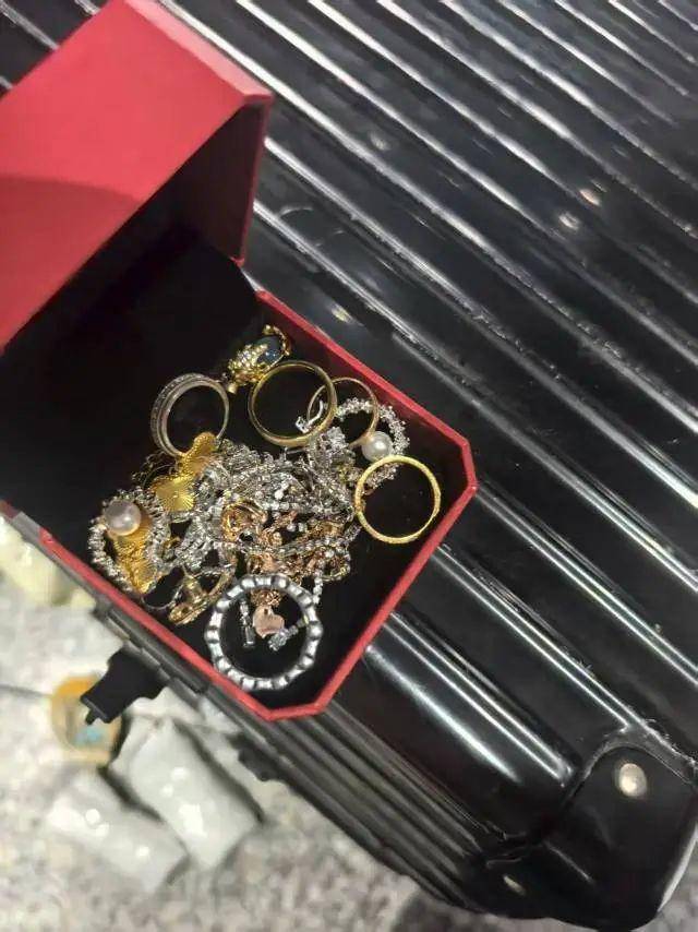 姑娘坐高铁行李箱被人拿走,里面有价值10万元的黄金珠宝!民警通过贴纸上的“LT4302”找到