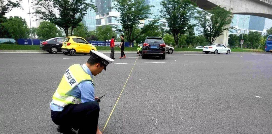 “刚走出去不到一分钟就出事”,一家五口1死4伤!家属最新发声