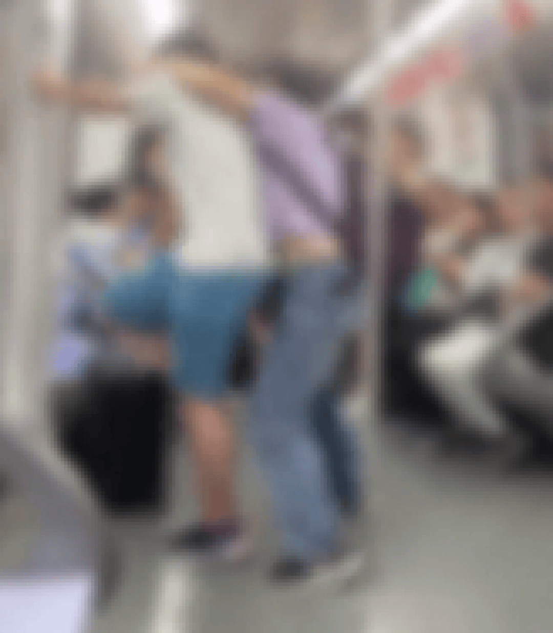 上海一男孩和妈妈坐地铁情绪激动,用力踹门高喊开门:不就几千万吗