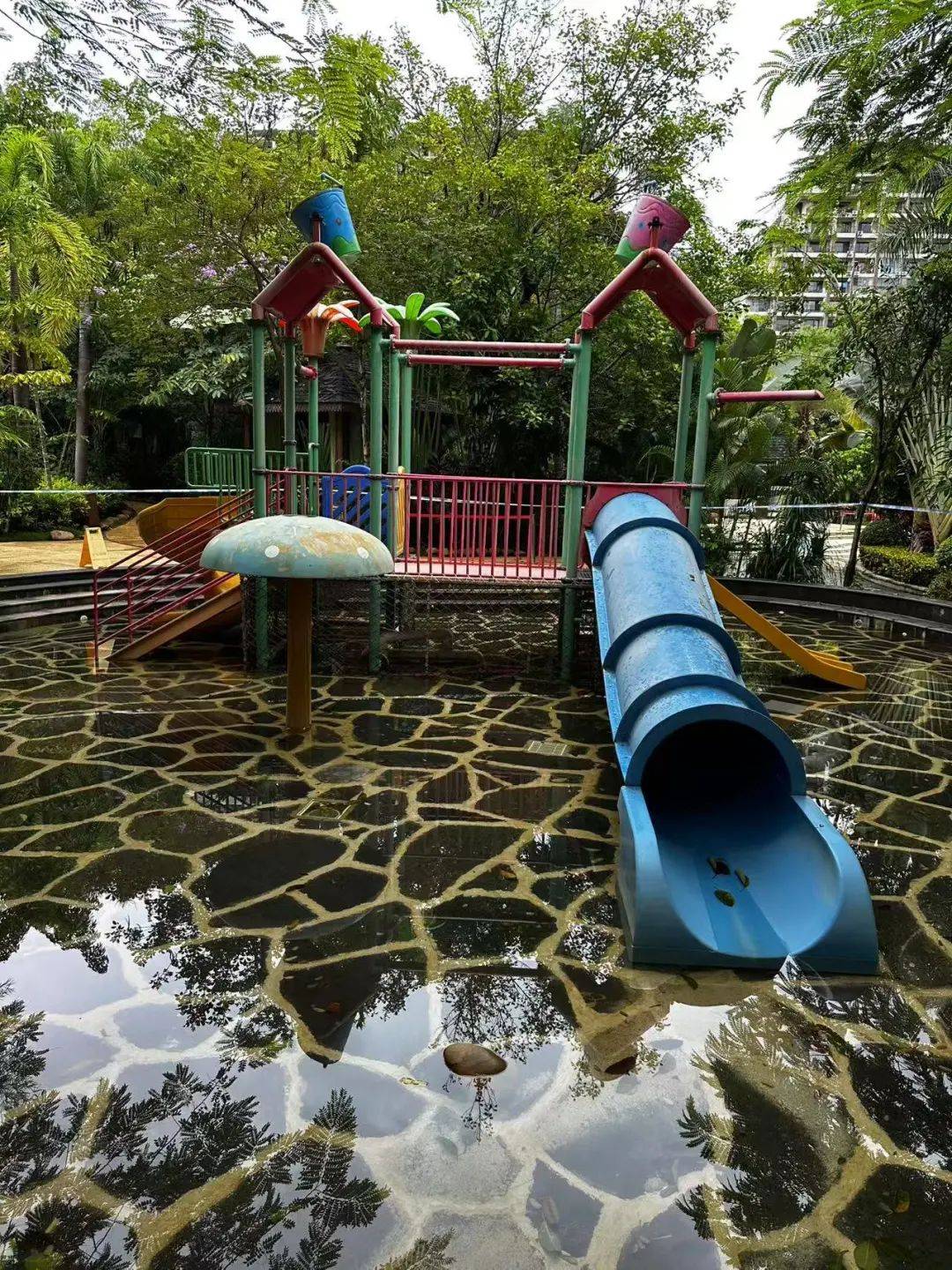 绝望14分钟！6岁女童被牢牢吸住身亡，妈妈在旁拼尽全力却救不回