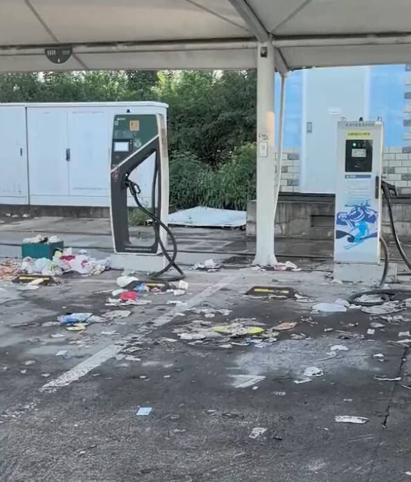 河北服务区垃圾成灾，游客被迫蹲台阶就餐？当地回应