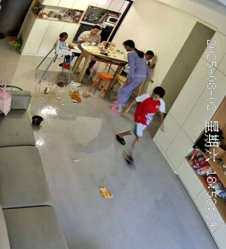 男子没吃到鸡蛋念叨致妻子崩溃摔碗!多地否认事发地,网友疑起号