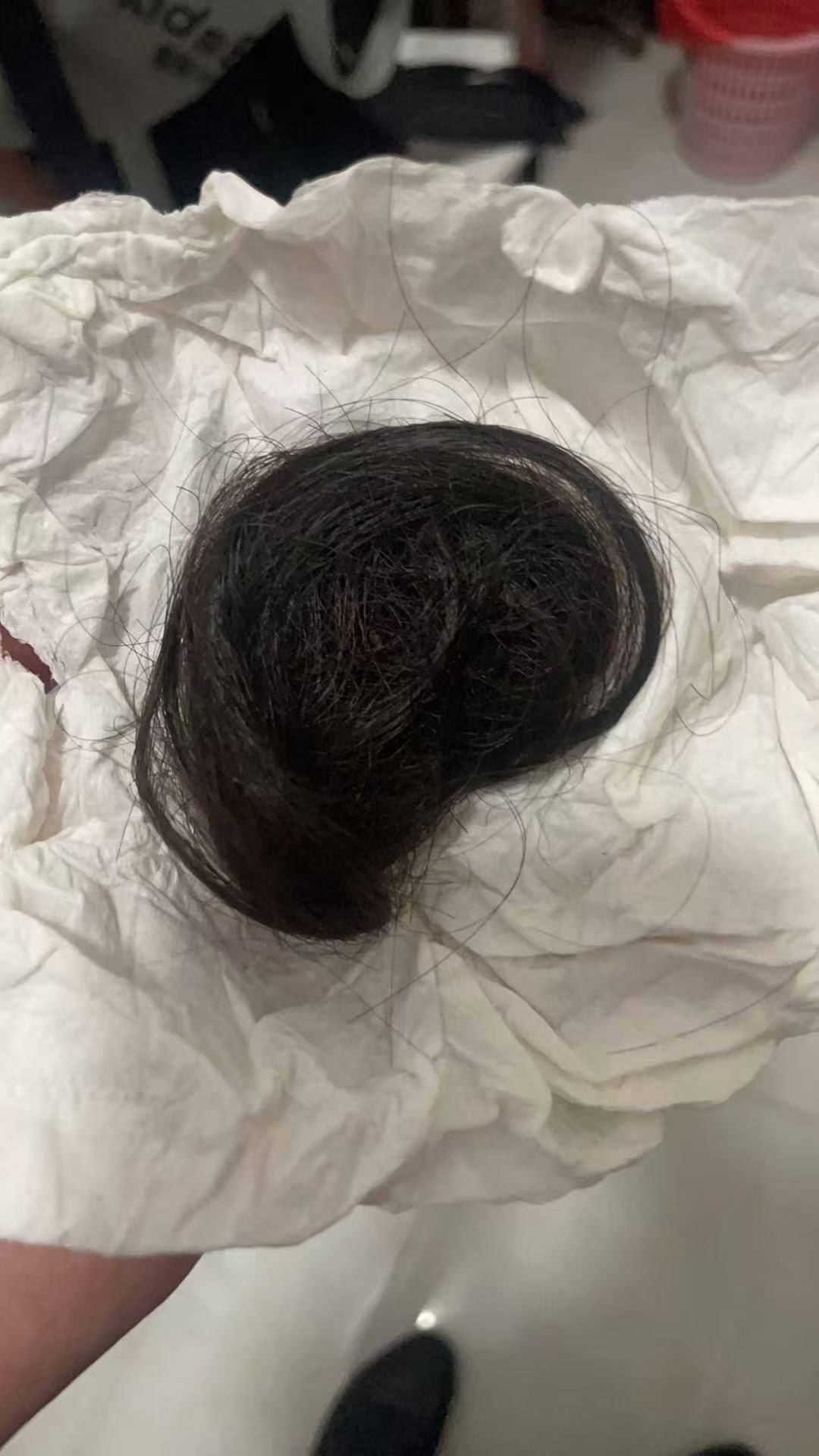 “女子带娃回娘家一家三口被害”案件今日开庭,丈夫:会带着妻子被砍断的头发去听审