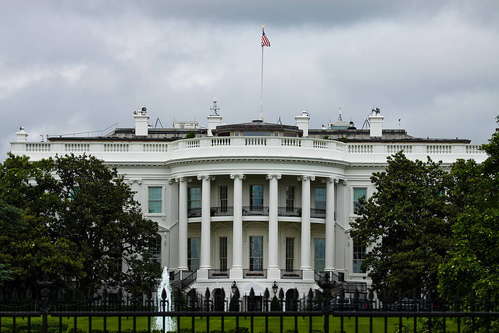 美国宣布：税率50%！纳指跌超300点，英伟达市值一夜蒸发超万亿元！事关降息，美国财长发声，市场关注鲍威尔演讲