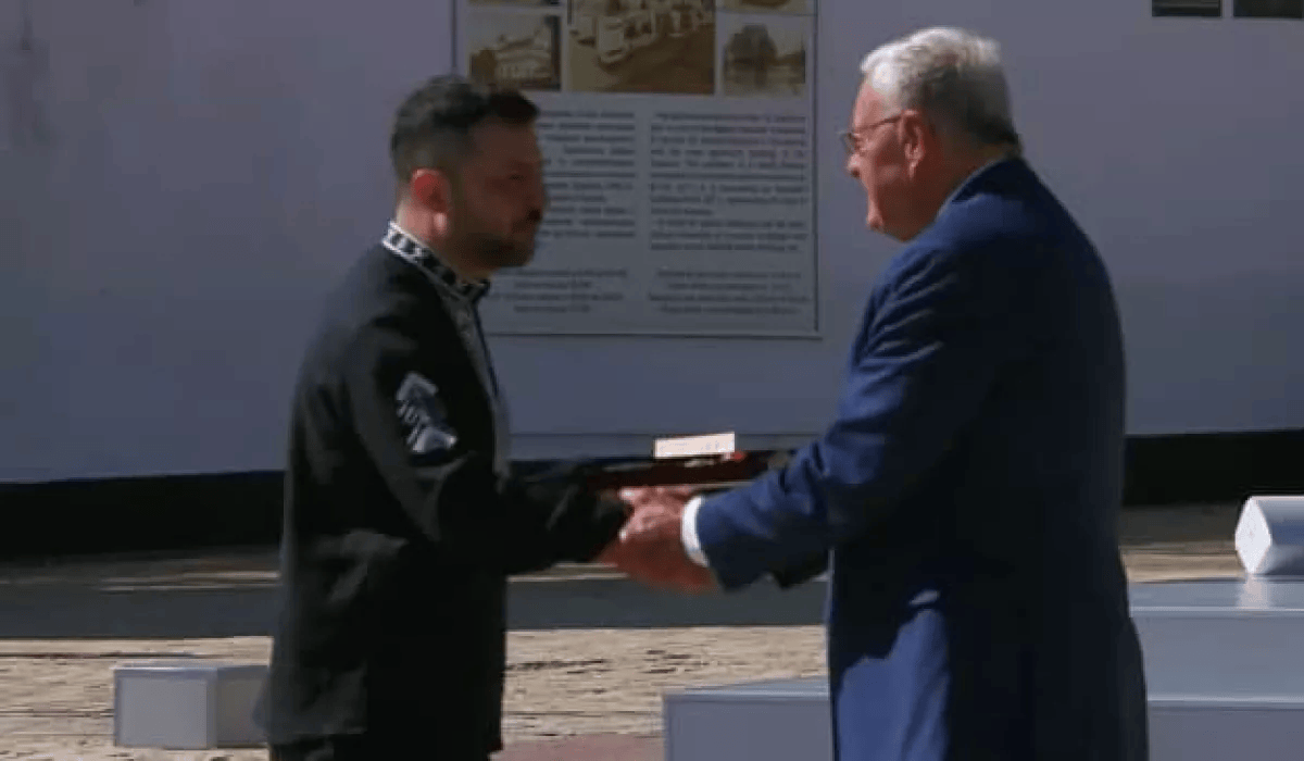 乌媒：在乌克兰独立日庆祝活动上，泽连斯基向美国乌克兰事务特使授勋