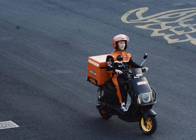 淘宝闪购饿了么发布首套城市骑士制服:让骑士专属制服更潮酷、更安全、更贴心