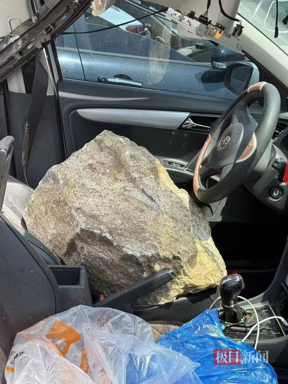 一家四口自驾遇落石36岁男子被砸身亡,两天后是他小女儿2周岁生日,死者父母:再也见不到儿子儿媳一同回家