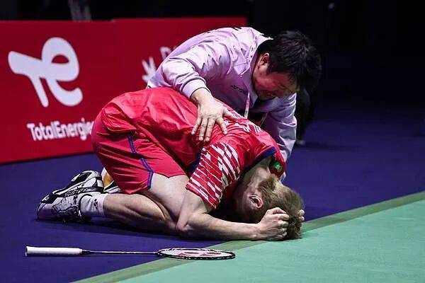 祝贺！石宇奇2比1逆转昆拉武特，获得羽毛球世锦赛男单冠军！