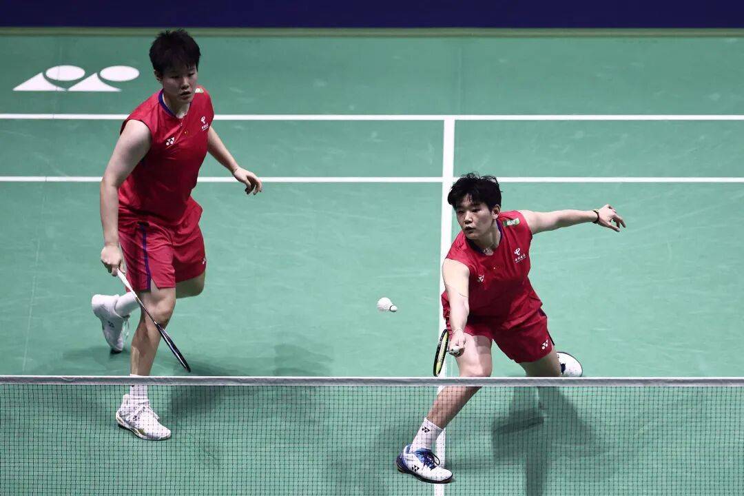 祝贺！石宇奇2比1逆转昆拉武特，获得羽毛球世锦赛男单冠军！