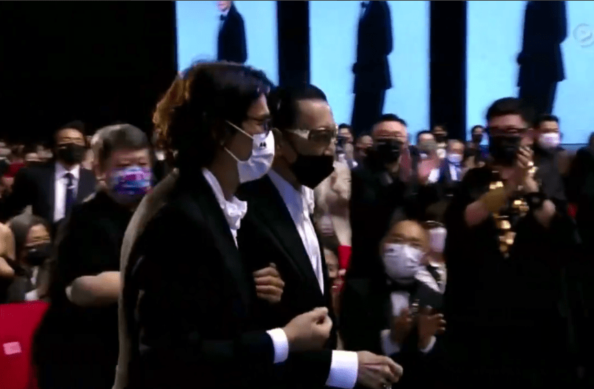 考古|89岁谢贤现身依旧时髦!与小49岁女友分手后开搞事业,疑已交代后事的他太潇洒