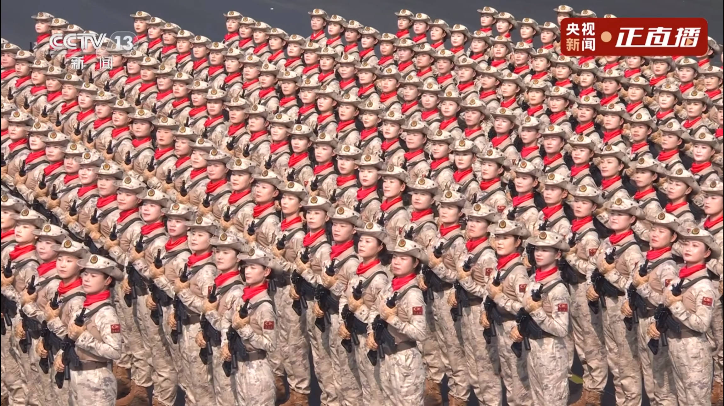 “民兵方队中一眼就认出了她，我们的陈老师！”